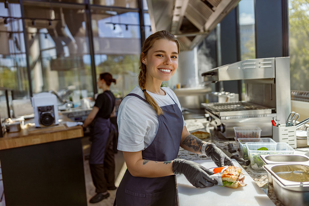 Cucina a vista ristorante: i 5 vantaggi e gli aspetti tecnici della progettazione